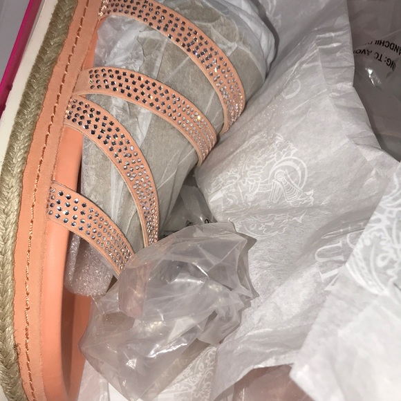 SOLD⭐️Host Pick⭐️ Vince Camuto Rallsan Strappy Rhinestone Sandal Mimosa Women 8W - Picture 2 of 8